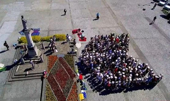 Czytelniczy flash mob na bocheńskim rynku 1